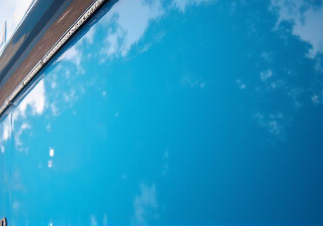 Stesso scafo lucido e riflettente dopo la pulizia